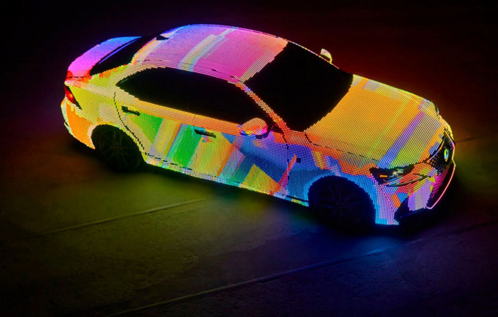 Un Lexus acoperit cu 42.000 de LED-uri
