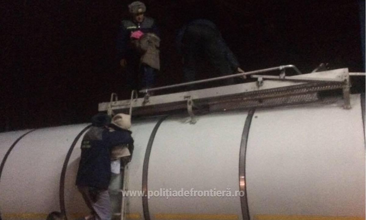 42 de oameni gasiti ascunsi intr-o cisterna, la frontiera aradeana