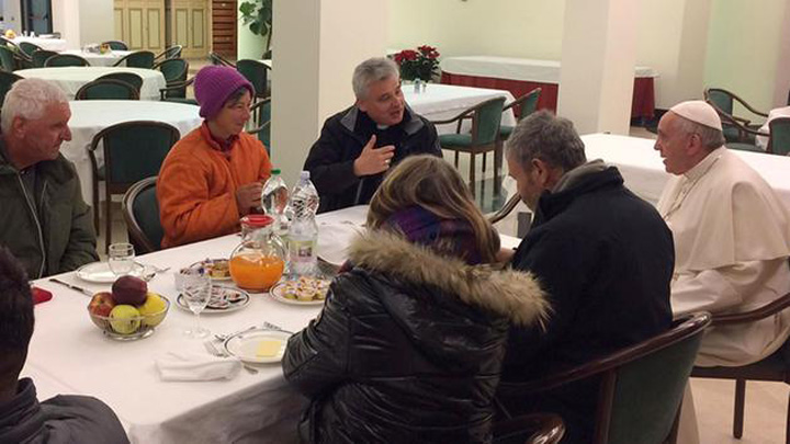 Doi romani, invitati la ziua Papei Francisc