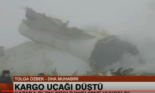 Un avion s-a prabusit intr-o zona locuita, in Kargastan – 37 de morti (VIDEO)