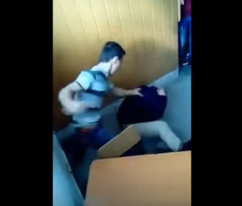 Elev batut crunt in clasa. In loc sa-l ajute, colegii s-au apucat sa filmeze