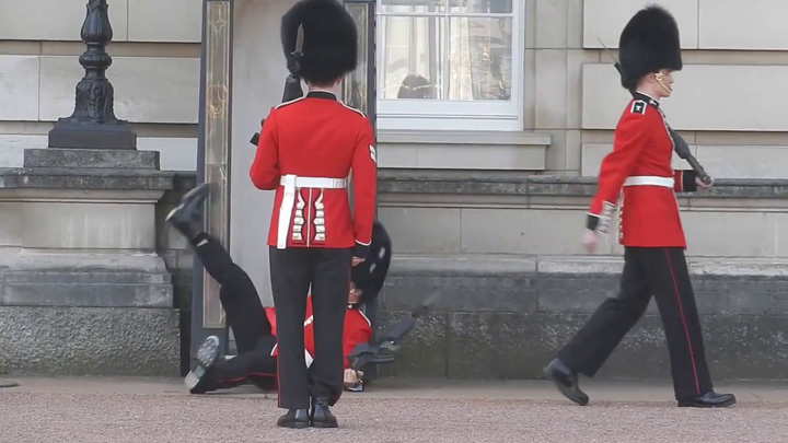 De frica teroristilor, Garda Palatului Buckingham isi schimba programul