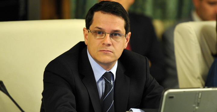 Hellvig, cu bagajele in Parlament