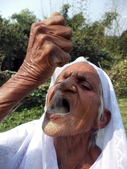 O indianca de 78 de ani a inventat dieta cu nisip