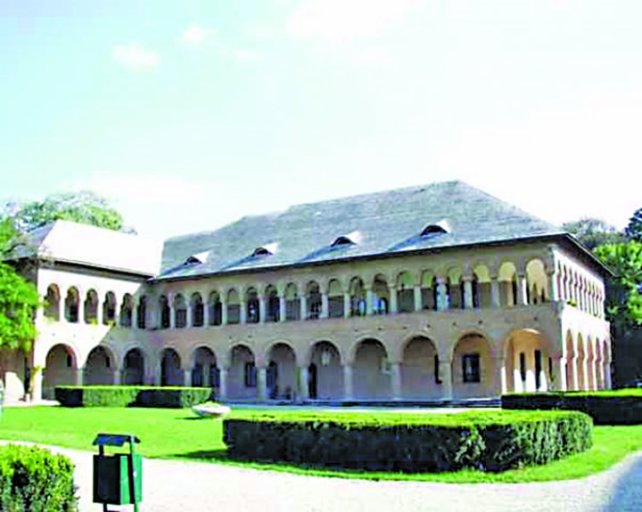 Exclusiv: Palatul lui Pandele, impodobit peste noapte!