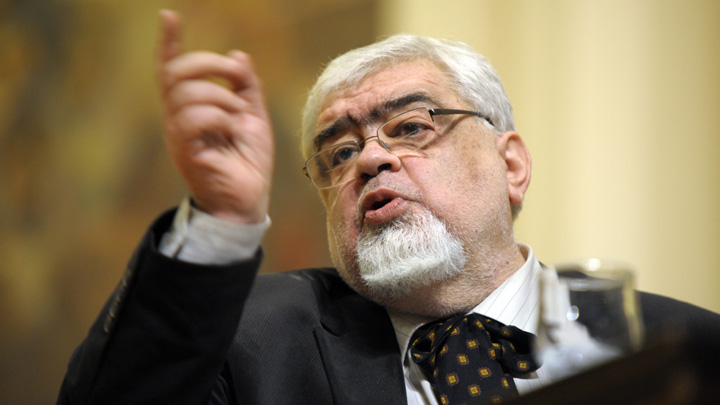Andrei Plesu il baga la apa pe Petre Roman