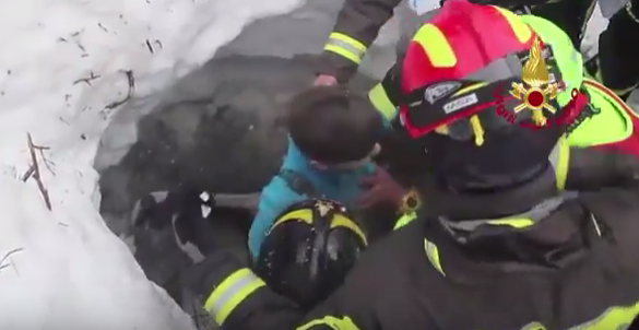 Imagini cu momentul in care o femeie si un copil sunt salvati din hotelul inghitit de nameti (VIDEO)