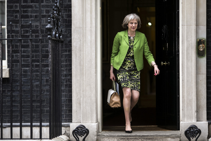 Theresa May da cartile pe fata