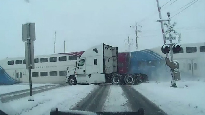 TIR taiat in doua de tren