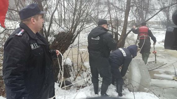 Apa si gheata fac probleme in Bistrita. Gospodarii inundate, la fel si curtea unei scoli