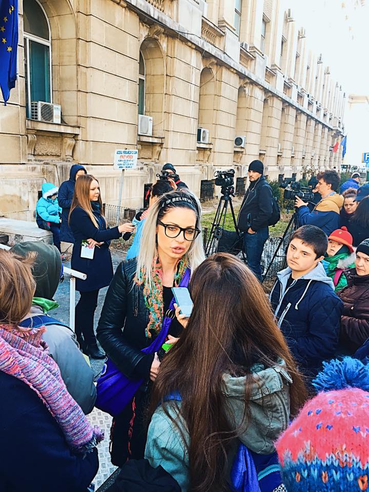 Batjocura la adresa copiilor cu dizabilitati. O promisiune de la ministru, pe fond de protest. Pe cand rezolvarea concreta?