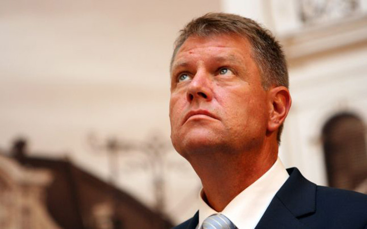 Klaus Iohannis, din nou pe partie. Discutii despre guvernanti si protestatari, pe schiuri