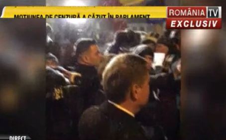 Iohannis, si printre protestatarii de la Cotroceni