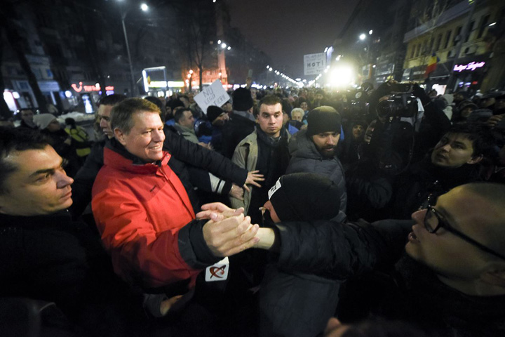 iohannis-protestatari - Ziarul National