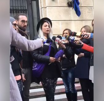 Flori si discutii. Mamele copiilor cu nevoi speciale, din nou la Ministerul Sanatatii