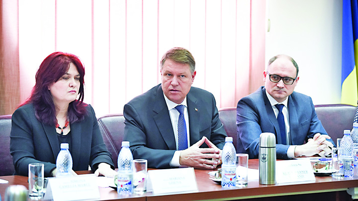 Iohannis isi face campanie din poarta-n poarta
