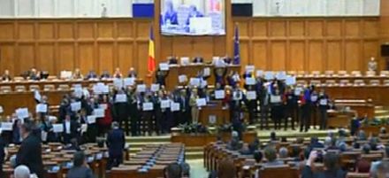 Circul de la Parlament s-a mutat in sala de plen a Camerei: Useristii si liberalii si-au unit pancartele