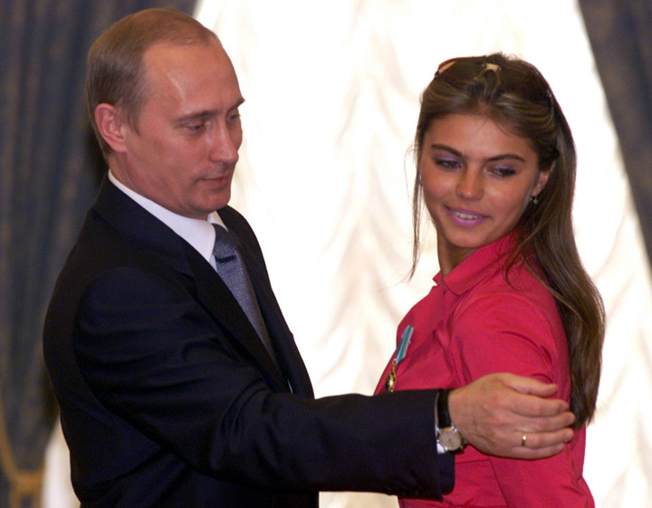 Iubita lui Putin iese la rampa cu un inel de nunta