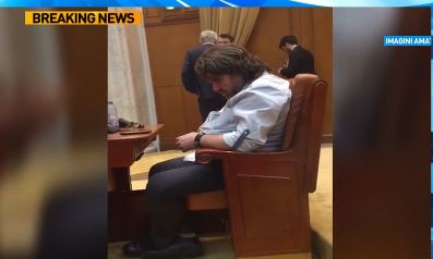 Userist vizitat de Mos Ene, in timpul dezbaterilor din Parlament. Explicatiile sale
