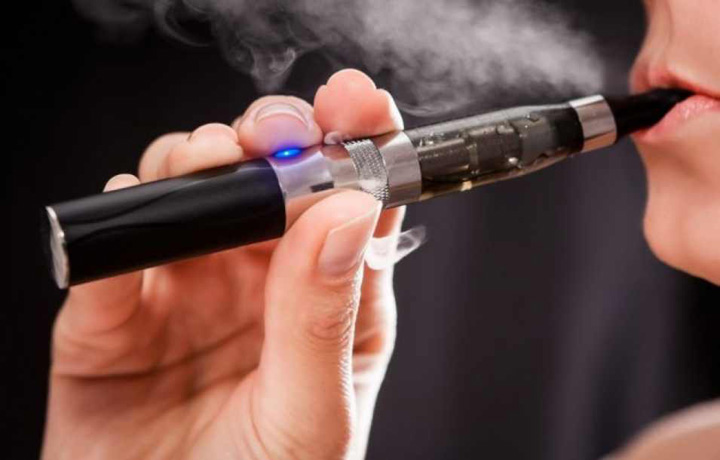 E oficial, tigara electronica poate fi de 15 ori mai toxica decat cea clasica