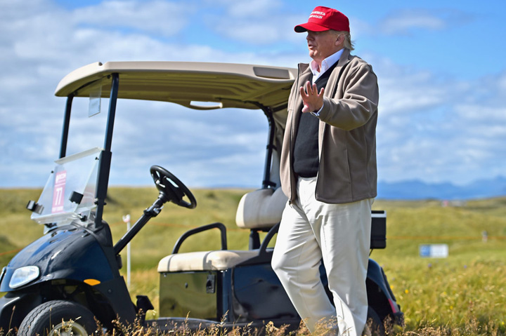 Ocupatul Trump: 25 de ore la golf, 18 ore pe Twitter