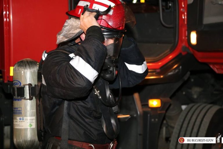 Incendiu puternic intr-un depozit din zona Valea Cascadelor