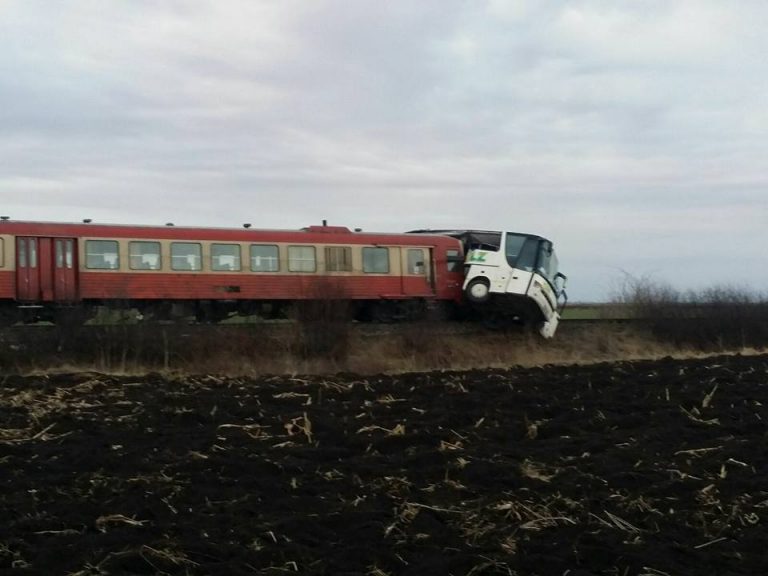 Autocar lovit de tren in Timis: pasageri pe mana medicilor