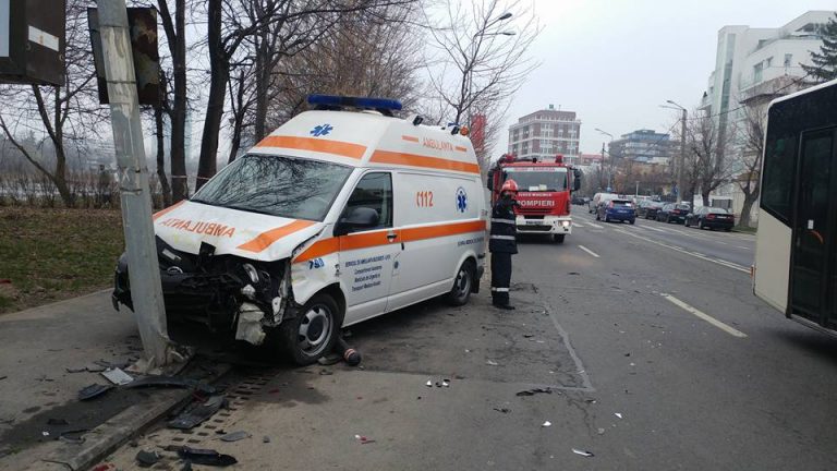 Accident cu o ambulanta si alte 4 masini in Capitala!