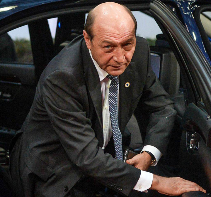 Basescu face pe prostu’