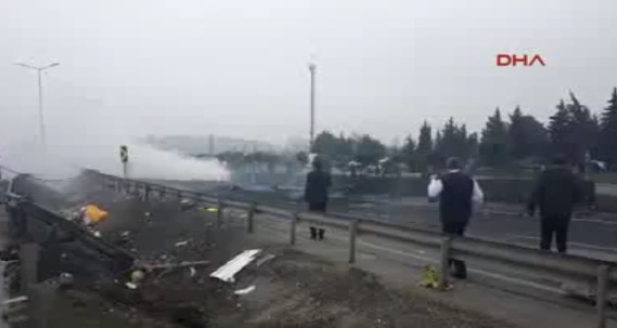 Un elicopter s-a prabusit pe o autostrada din Istanbul si a luat foc: 5 morti