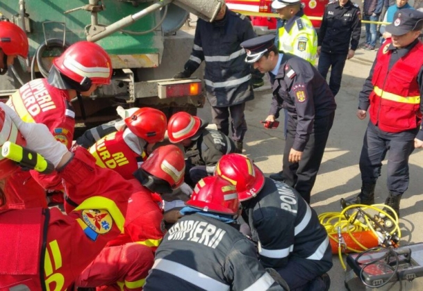 Interventie dramatica in Capitala: un om a ajuns sub o betoniera