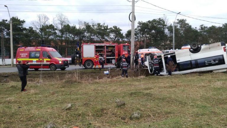13 elevi la spital, dupa ce microbuzul care ii ducea la scoala s-a rasturnat