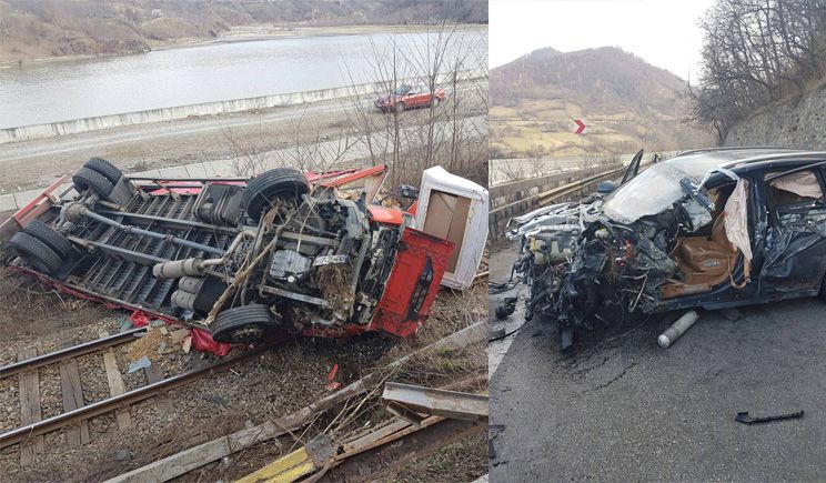 Accident grav pe DN 7: Camion rasturnat pe calea ferata si o masina facuta zob