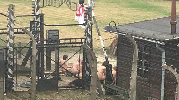 In  pielea goala la Auschwitz