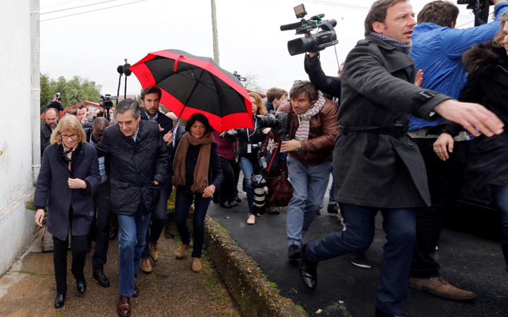 Fillon, bombardat cu oua