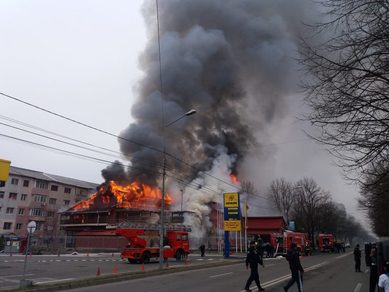 Incendiu de proportii. Flacari la o pensiune de langa o benzinarie din Focsani