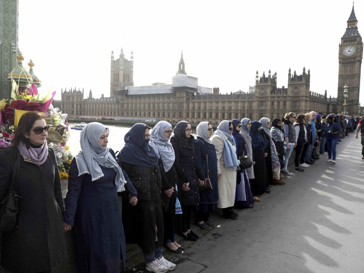 Lant musulman pe podul Westminster