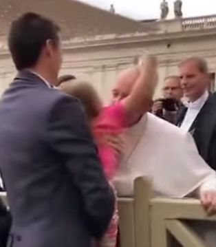 I-a sterpelit boneta Papei, facandu-l pe Suveranul Pontif sa rada copios! (VIDEO)