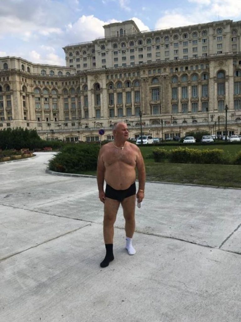 Un ales socheaza: s-a dezbracat in fata Parlamentului pentru a transmite un mesaj