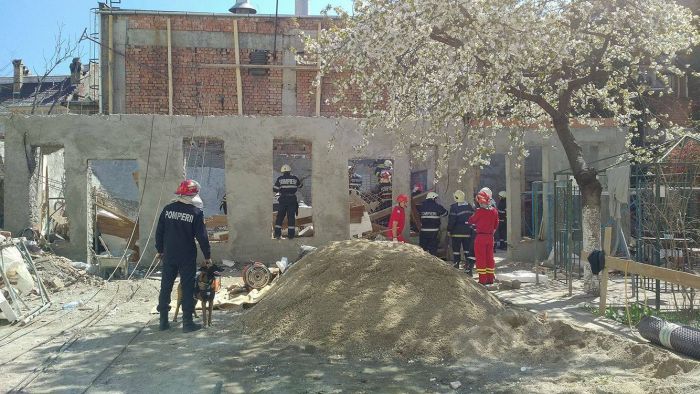 Zidul unei case s-a prabusit peste oameni: doi morti