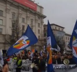 PROTEST. Sute de politisti la usa MAI, pentru a-si face auzite nemultumirile (VIDEO)