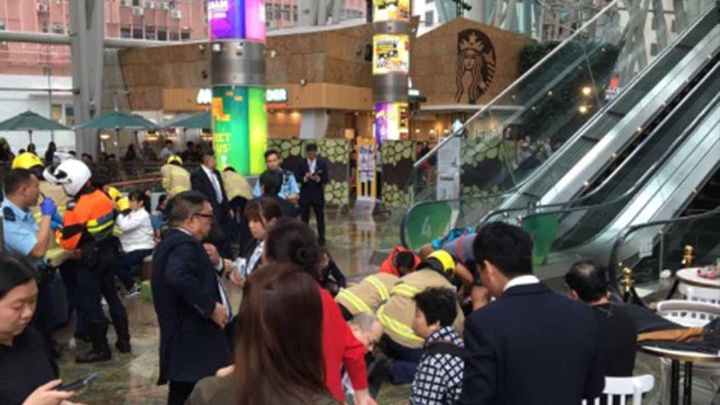 Panica la mall: scara rulanta a luat-o razna