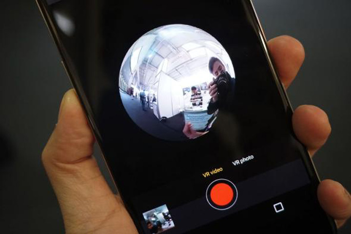 Primul telefon cu camera care filmeaza 360 de grade