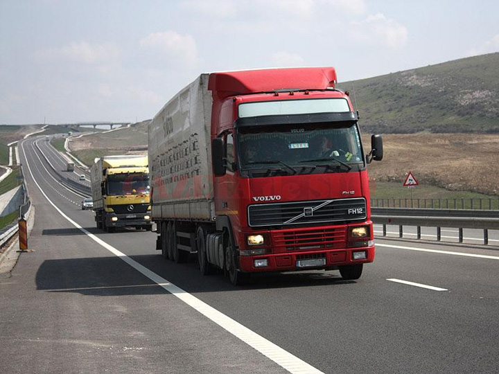 Soferii care lucreaza pentru Ikea traiesc in TIR-uri luni de zile!