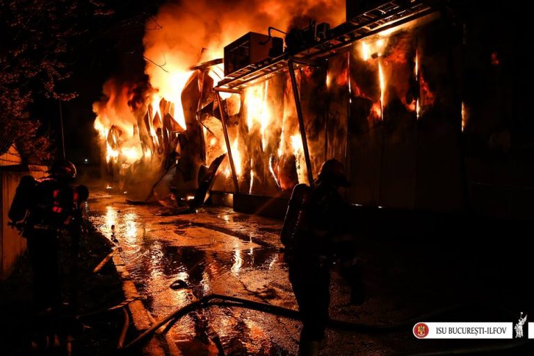 Incendiu violent la iesirea din Capitala: un om a murit, altul a ajuns la spital