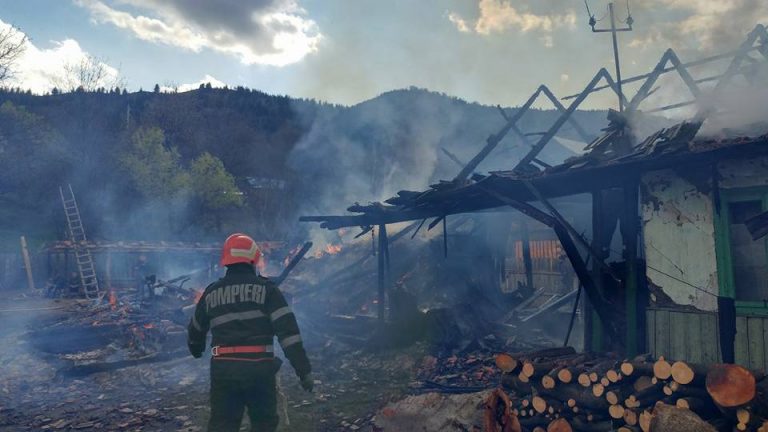 Dramatic: 5 case cuprinse de flacari, in Joia Mare