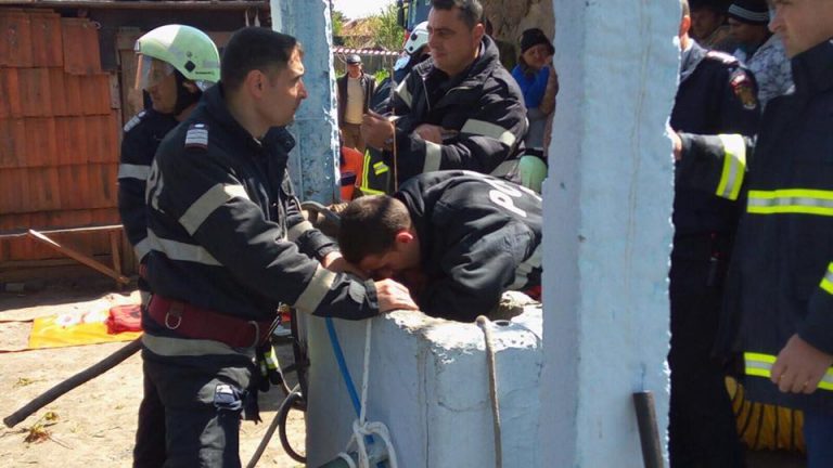 Operatiune extrem de dificila: se incearca de ore intregi salvarea unui copilas dintr-o fantana/Reactia sefei MAI