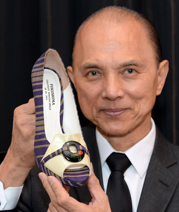 Jimmy Choo isi vinde afacerea!