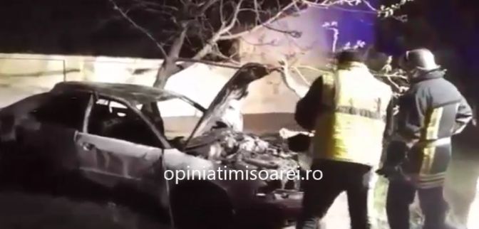 Doi tineri au ars de vii in masina. Prietenii lor au dat bir cu fugitii