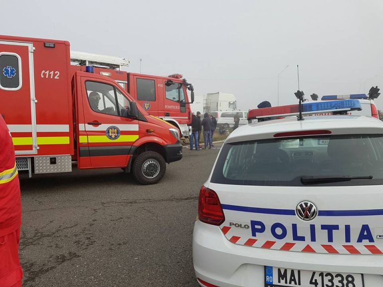 Masina lovita de tren in Timis: O fetita de 3 ani si mama ei, pe mana medicilor